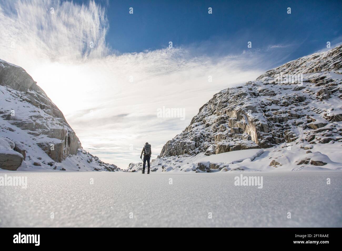 Niedriger Winkel von Rucksacktouristen erkunden schneebedeckte Berglandschaft. Stockfoto