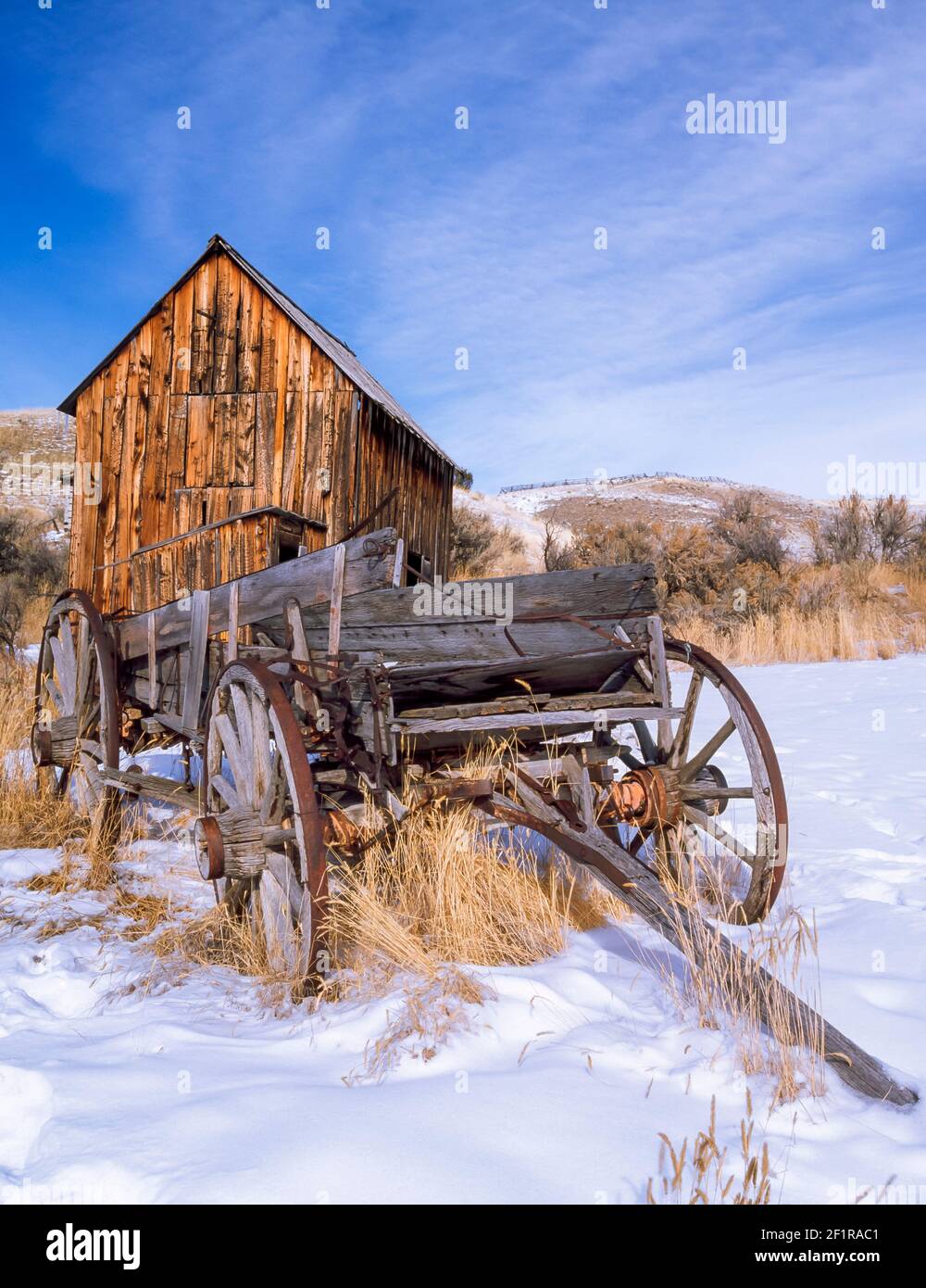 Alter Wagen und Kabine im Schnee im bannack State Park in bannack, montana Stockfoto