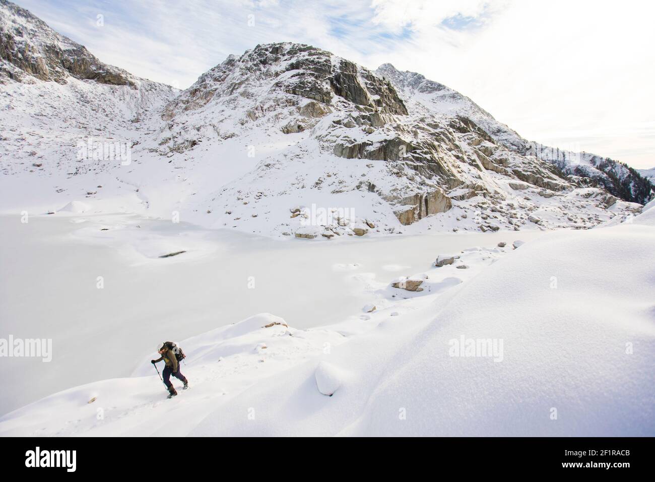 Bergsteiger wandern durch Schnee in der Küstengebirgskette Squamish. Stockfoto