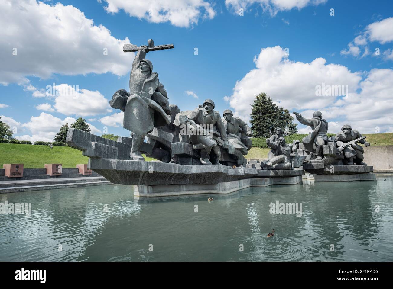 Kreuzung des Dnjepr-Denkmals im Nationalmuseum der Geschichte der Ukraine im Zweiten Weltkrieg Gedenkkomplex - Kiew, Ukraine Stockfoto