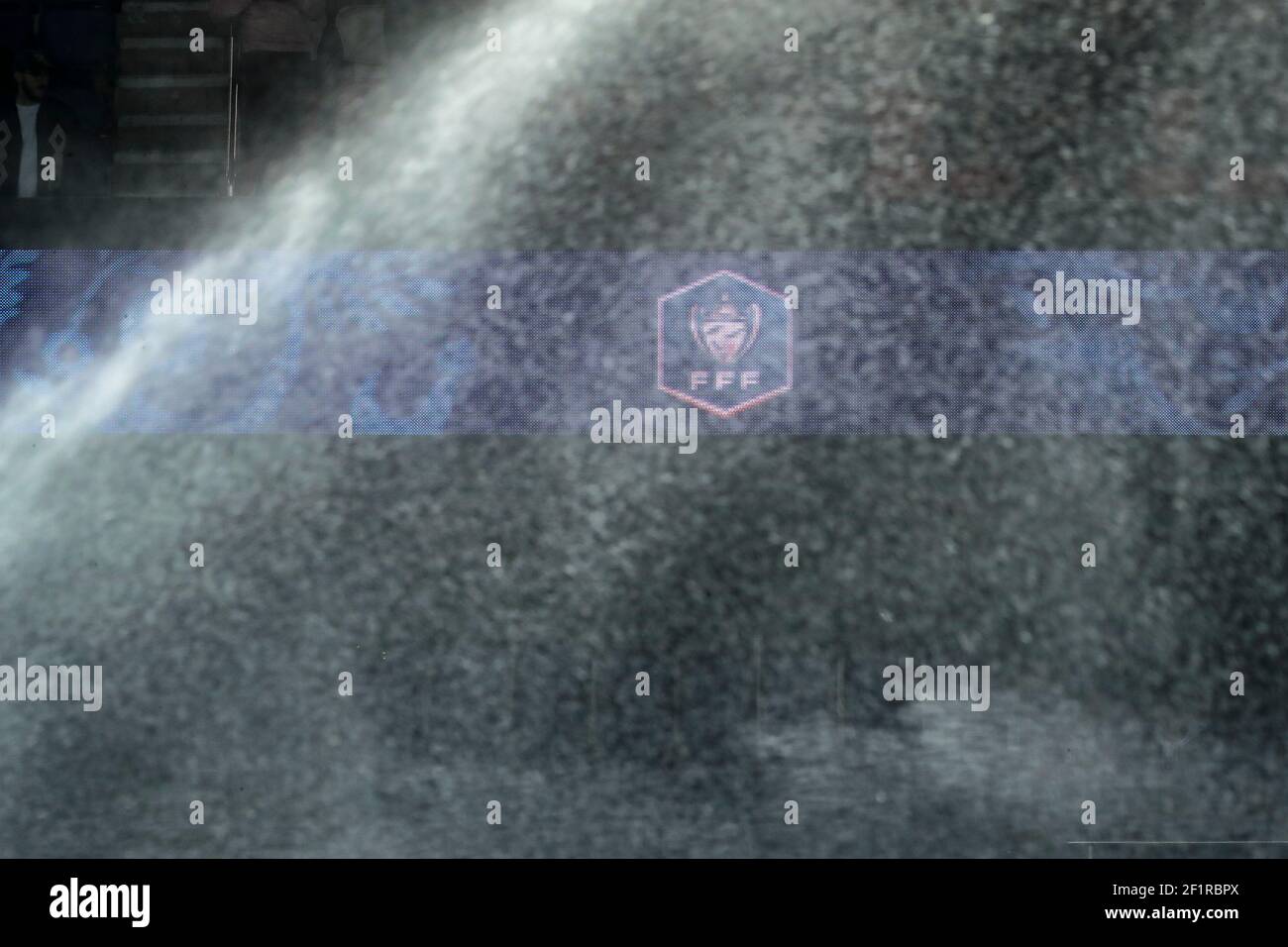 Logo des FFF (Französischer Fußballverband) Bildschirmdarstellung über automatischer Bewässerung während des Viertelfinalmatches des französischen Pokals zwischen Paris Saint-Germain und Dijon FCO am 26. Februar 2019 im Stadion Parc des Princes in Paris, Frankreich - Foto Stephane Allaman / DPPI Stockfoto