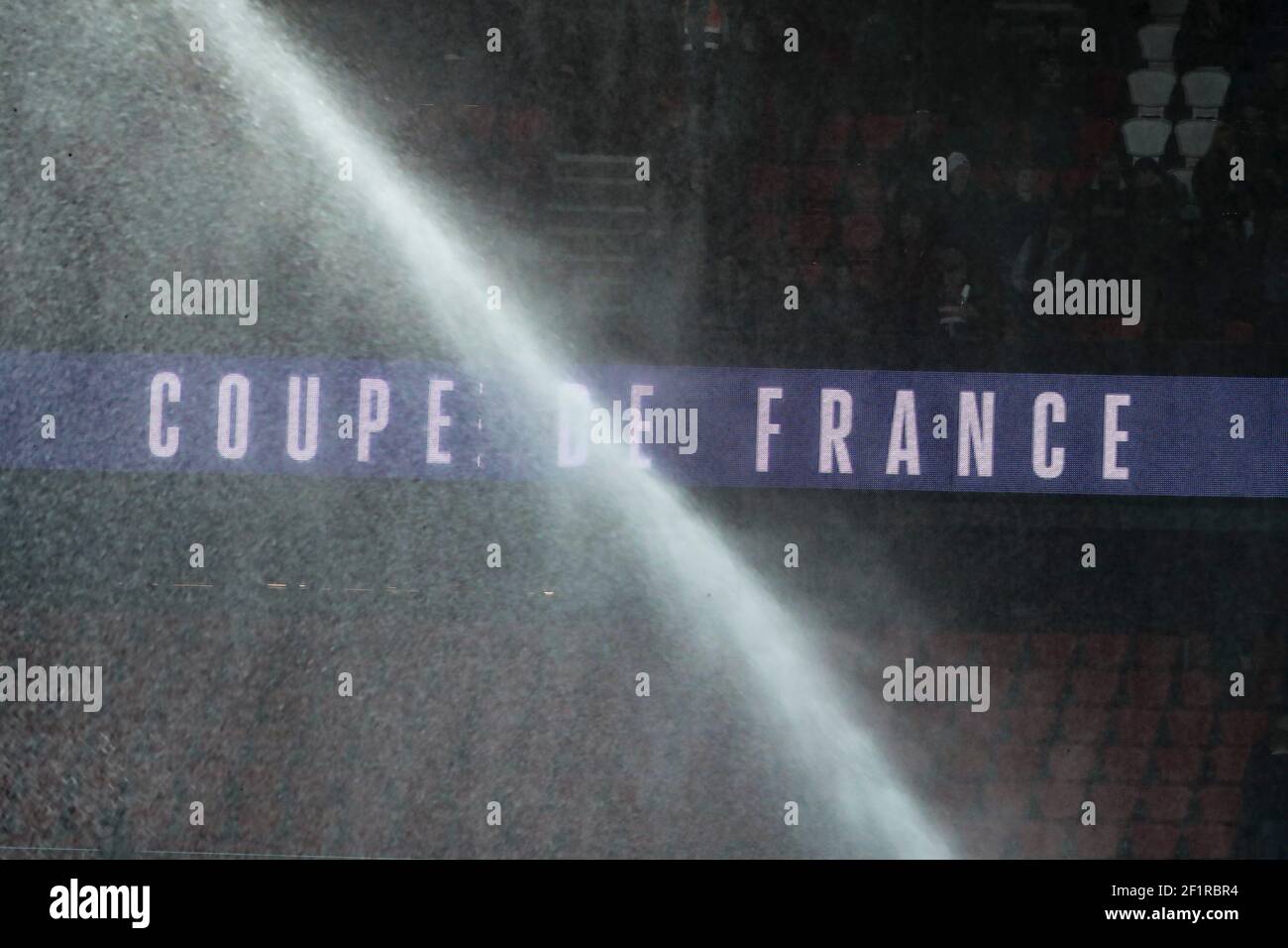 Logo des FFF (Französischer Fußballverband) Bildschirmdarstellung über automatischer Bewässerung während des Viertelfinalmatches des französischen Pokals zwischen Paris Saint-Germain und Dijon FCO am 26. Februar 2019 im Stadion Parc des Princes in Paris, Frankreich - Foto Stephane Allaman / DPPI Stockfoto