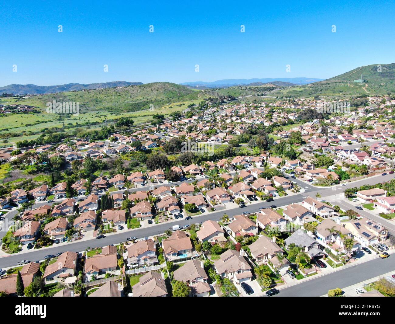 Luftaufnahme der oberen Mittelschicht Nachbarschaft im Tal Mit blauem Himmel Stockfoto
