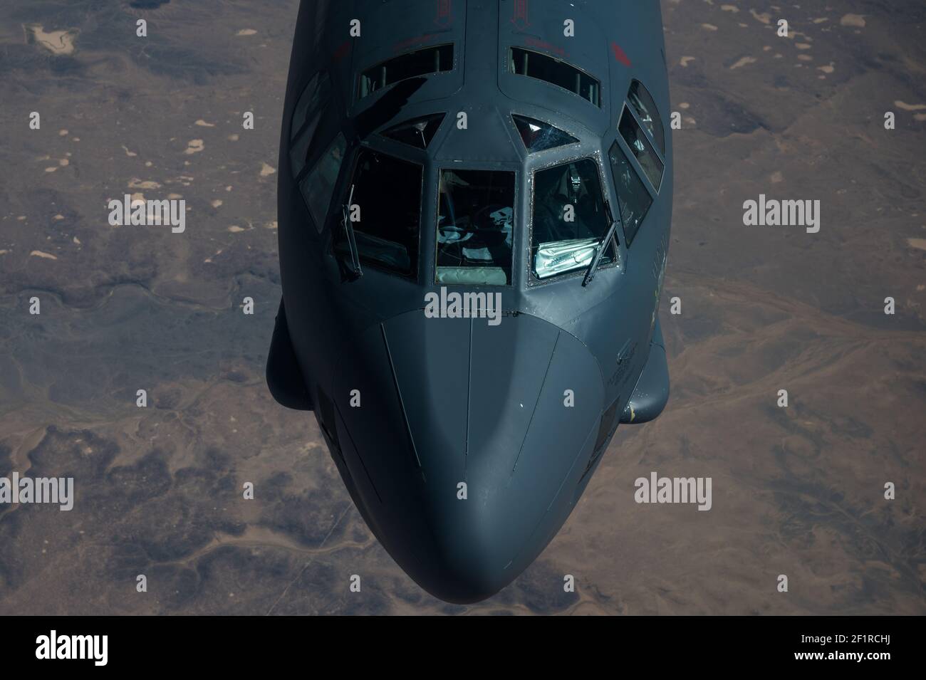 Ein strategischer Bomber der US Air Force B-52H Stratofortress, der dem Bombenflügel 5th zugewiesen wurde, betankt von einem KC-10 Extender, der dem Expeditionary Air Betankungsgeschwader 908th am 7. März 2021 über dem Persischen Golf zugewiesen wurde. Das Flugzeug flog über den Persischen Golf, um eine mögliche Aggression des Iran abzuschrecken. Stockfoto