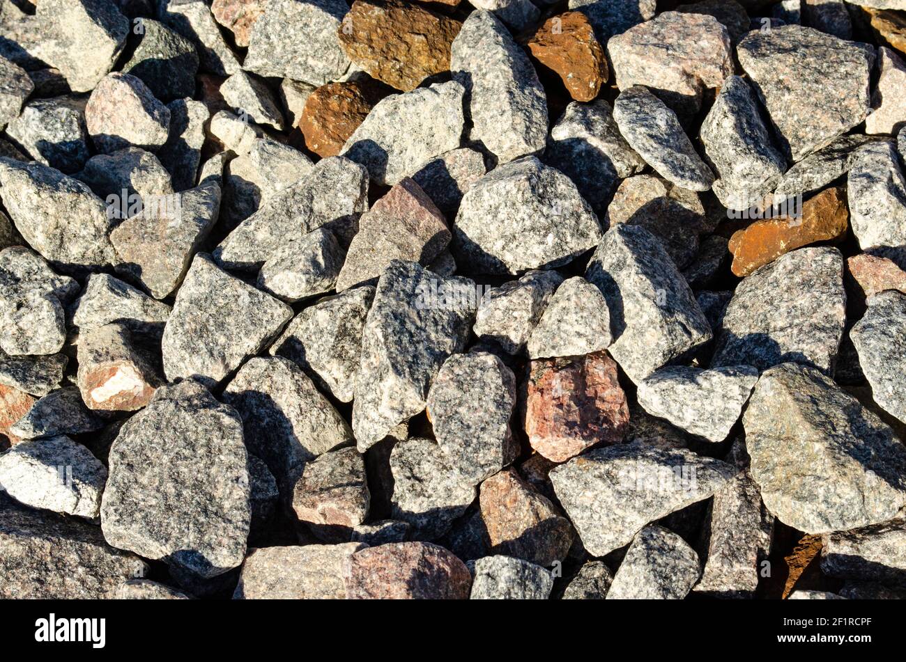 Hintergrund des natürlichen grauen Granit zerkleinert Stein, Macadam. Makro-Foto der Textur von gebrochenem Stein oder Schutt mit Ort für Text. Zerbrochenes Gestein Stockfoto