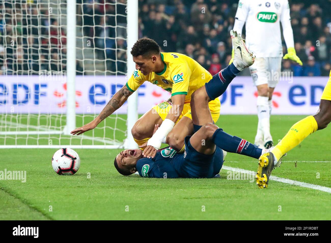 Kylian Mbappe Lottin (PSG) wird von CARLOS DIEGO (FC Nantes) während des französischen Cup, Halbfinalspiel zwischen Paris Saint-Germain und FC Nantes am 3. April 2019 im Parc des Princes Stadion in Paris, Frankreich - Foto Stephane Allaman / DPPI Stockfoto