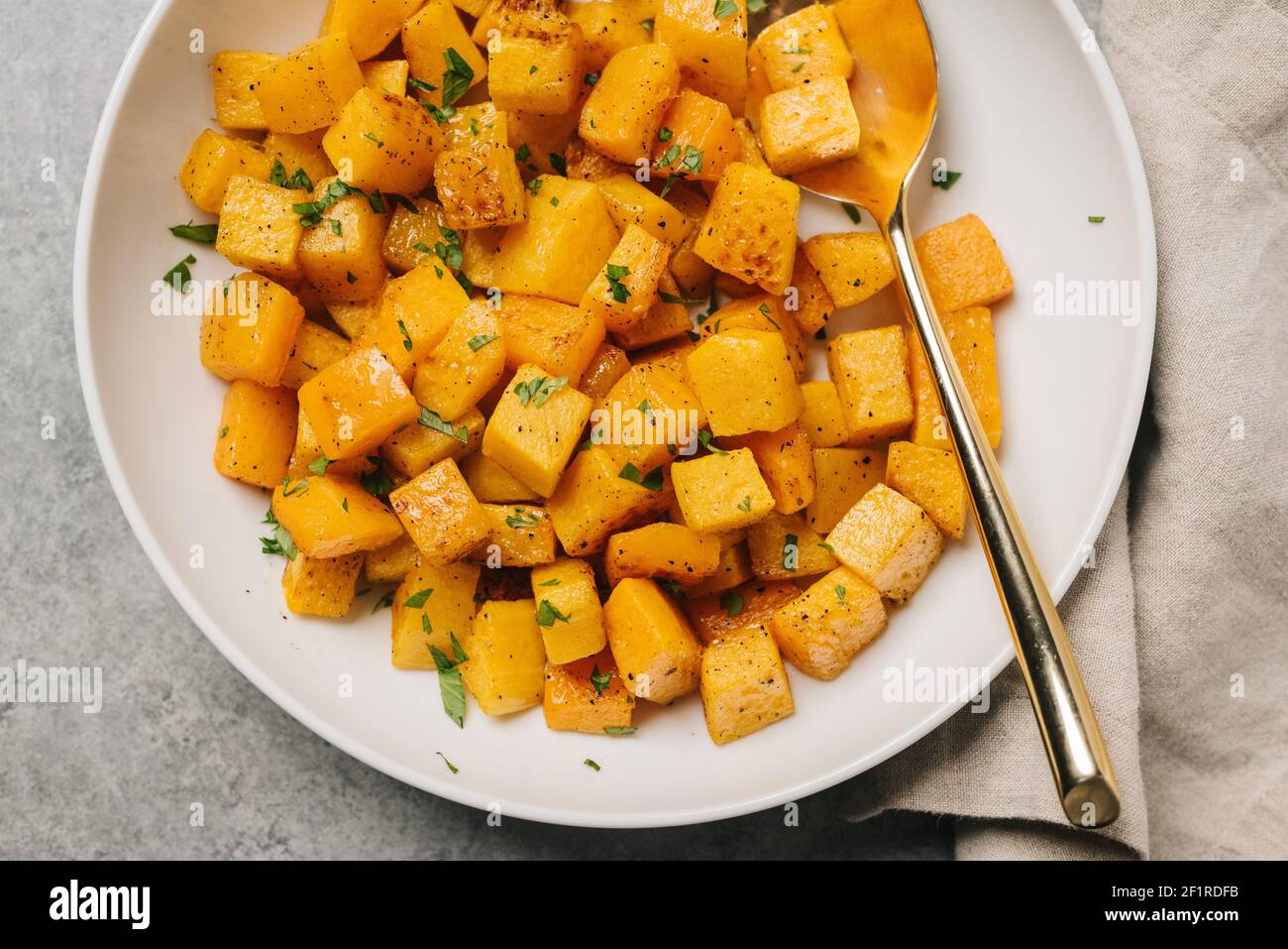 Geröstete Stücke Butternusskürbis auf einer Platte Stockfoto