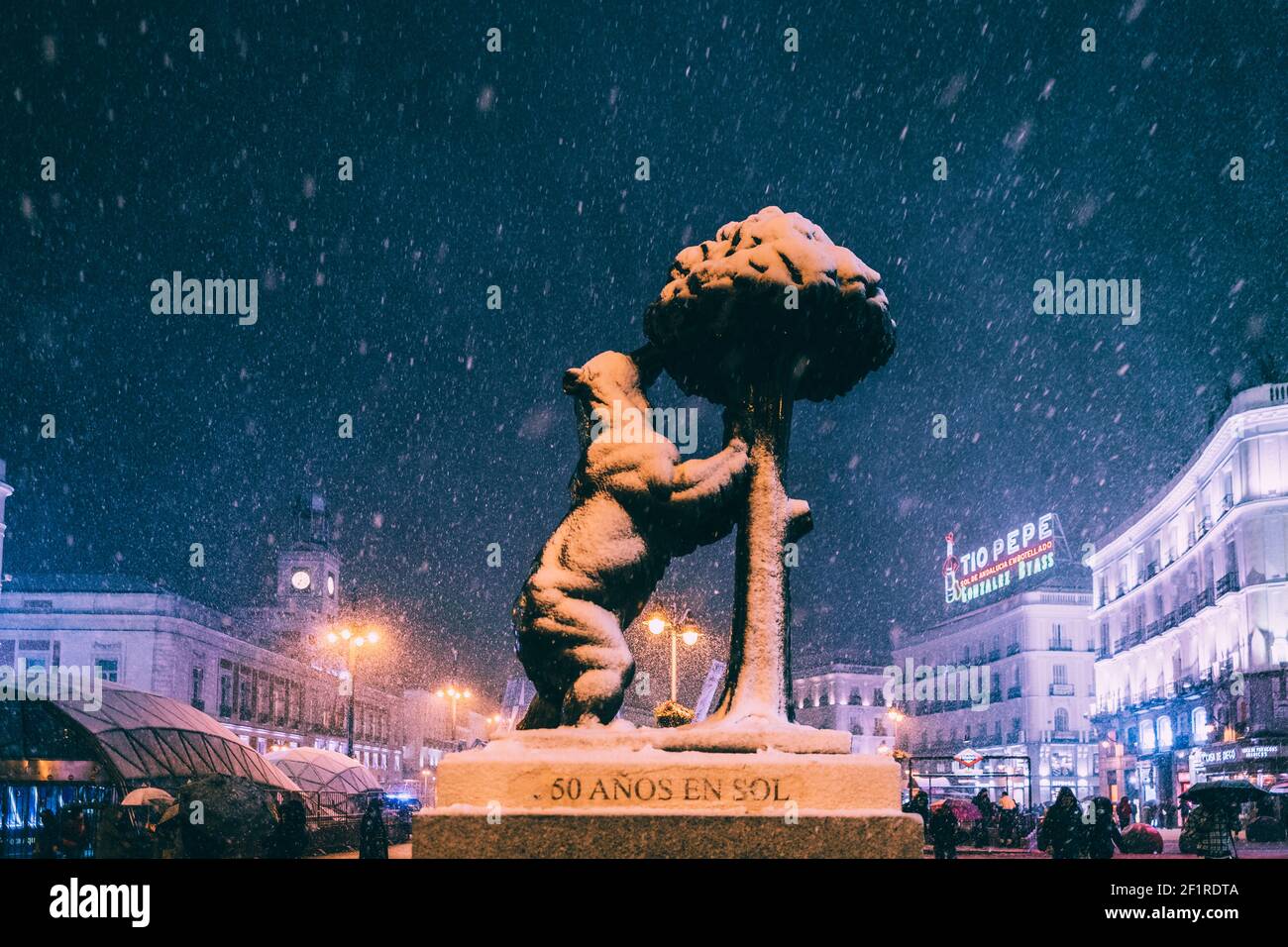 Das Symbol von Madrid, Statue des Bären und Erdbeerbaum, Puerta del Sol im Schneesturm bedeckt, Madrid, Spanien Stockfoto