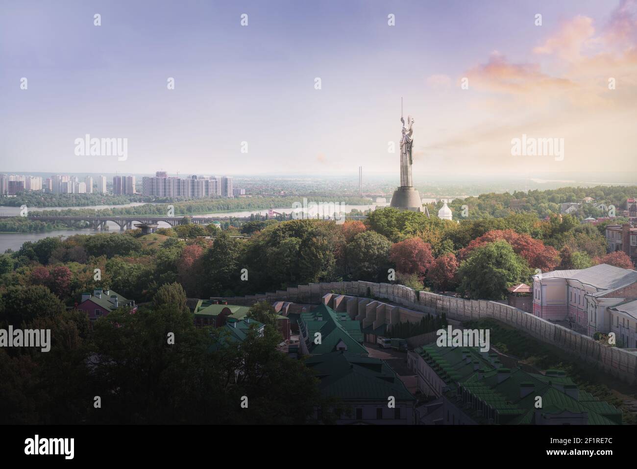 Luftaufnahme von Kiew Stadt und Dnjepr Fluss mit dem Mutterland Denkmal bei Sonnenuntergang - Kiew, Ukraine Stockfoto