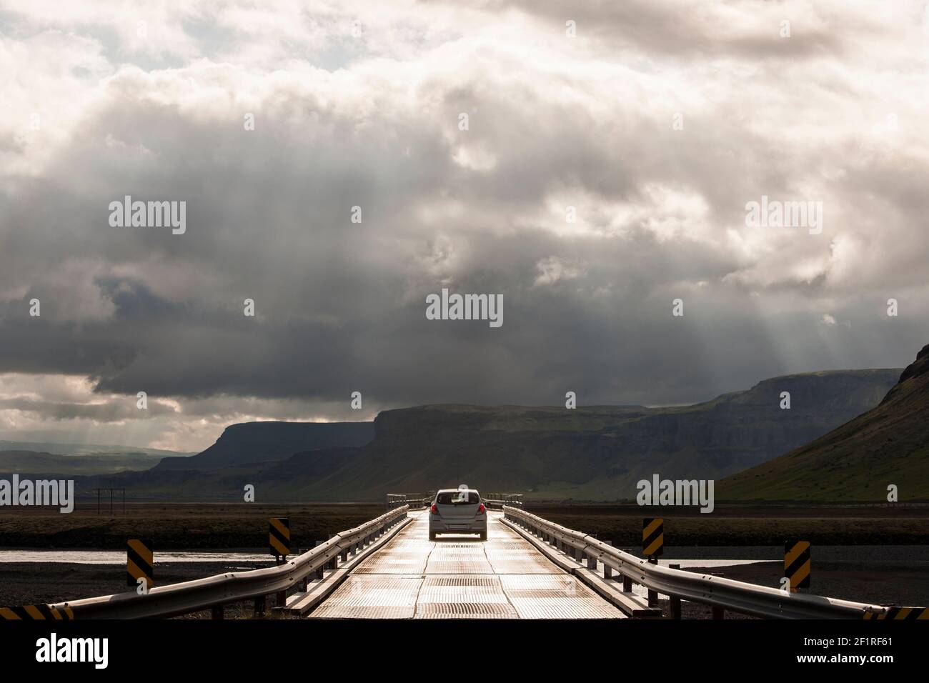 Auto über Skeiðarársandur auf der längsten Brücke Islands Stockfoto