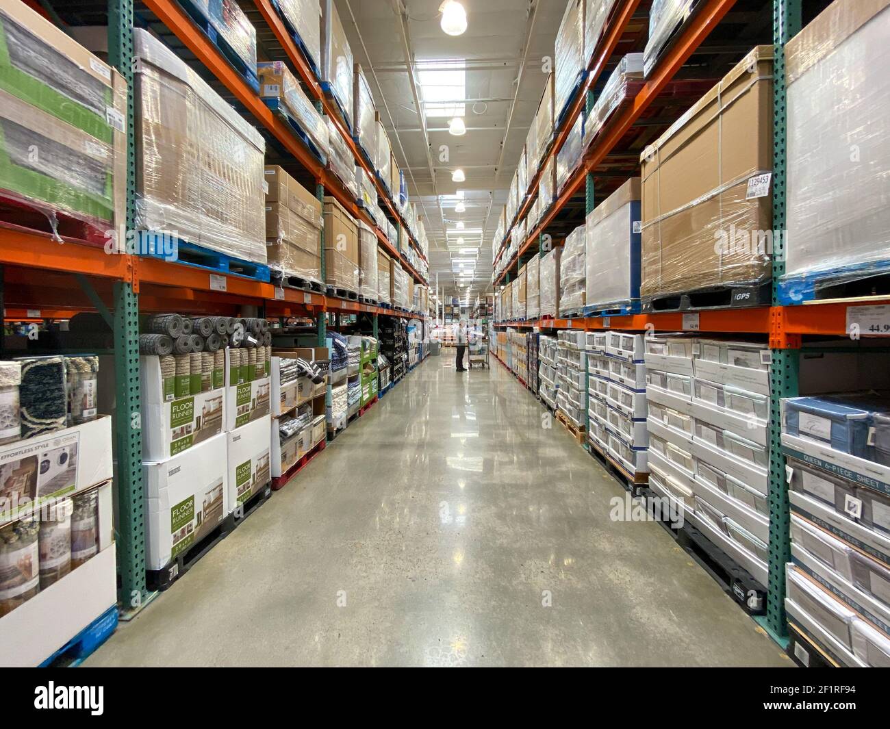 Ailse mit verschiedenen Produkten im Costco Store. Stockfoto