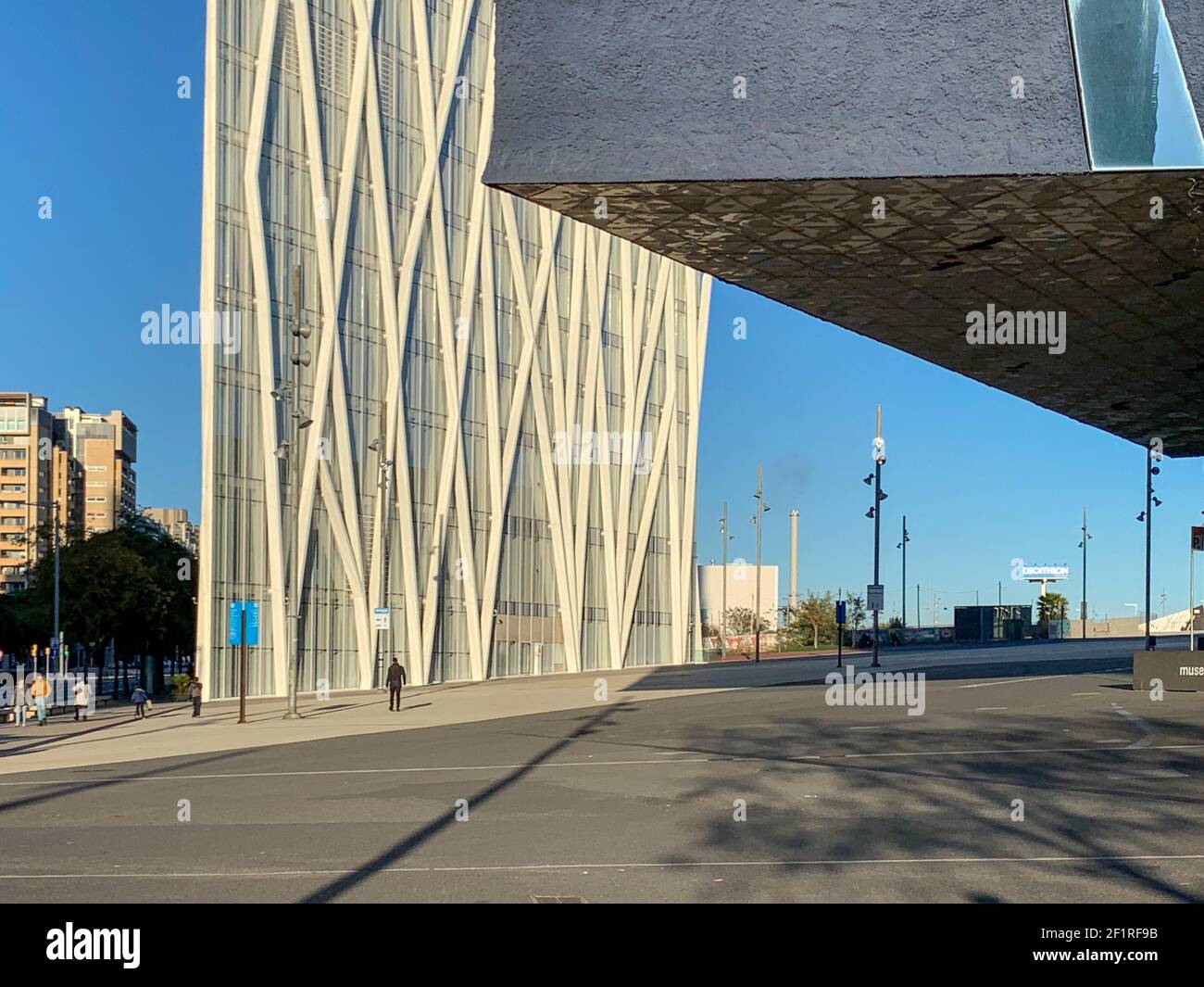 Das Naturwissenschaftliche Museum von Barcelona mit Diagonal 00 Telefonica Tower, moderne Architektur Stockfoto