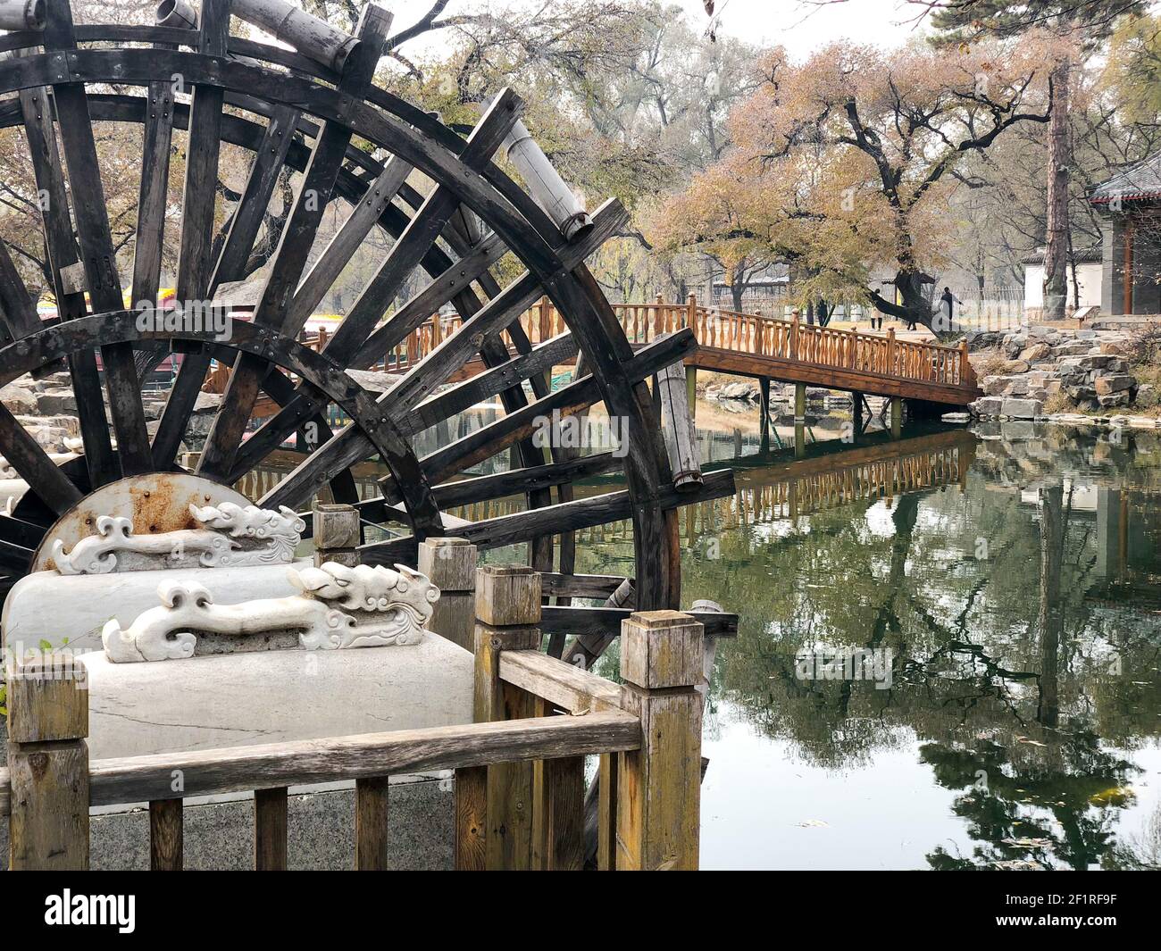 Wassermühle Rad in einem ruhigen kleinen Fluss und kleinen Pavillon auf dem Hintergrund. China Stockfoto