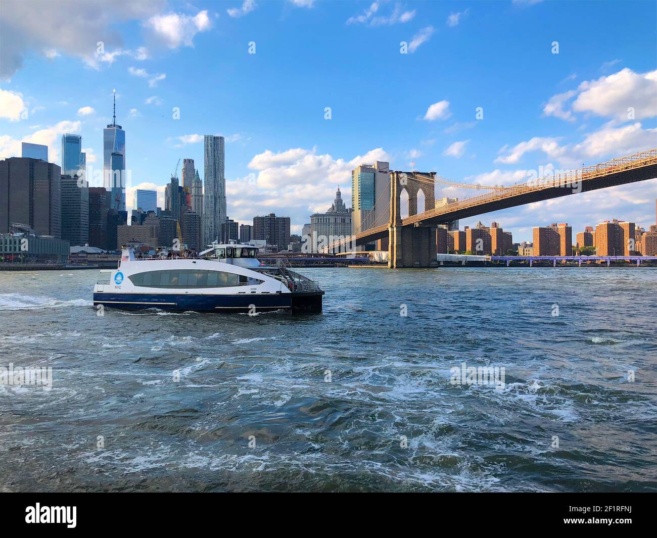 Waterway Boat Lower Manhattan, neben der Brooklyn Bridge, New York. Stockfoto