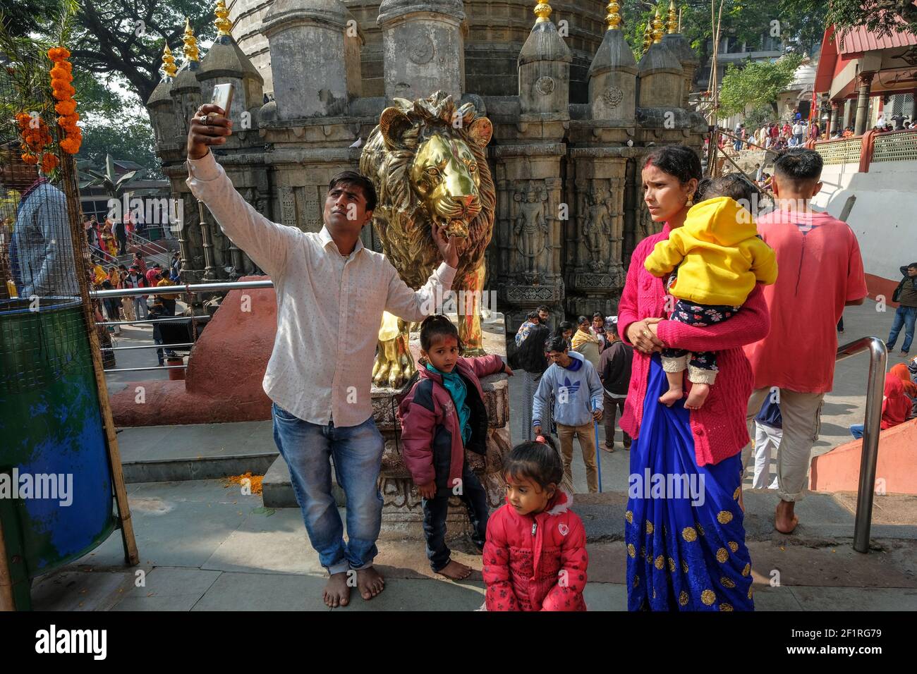 Guwahati, Indien - Januar 2021: Ein Mann, der am 18. Januar 2021 in Guwahati, Assam, Indien, ein Selfie im Kamakhya-Tempel macht. Stockfoto