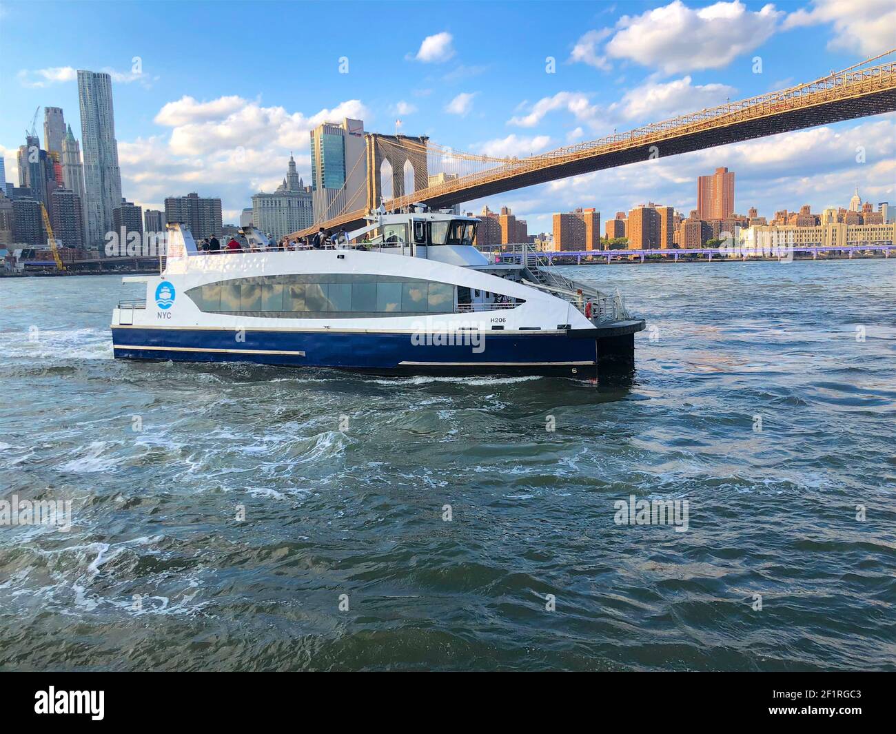 Waterway Boat Lower Manhattan, neben der Brooklyn Bridge, New York. Stockfoto