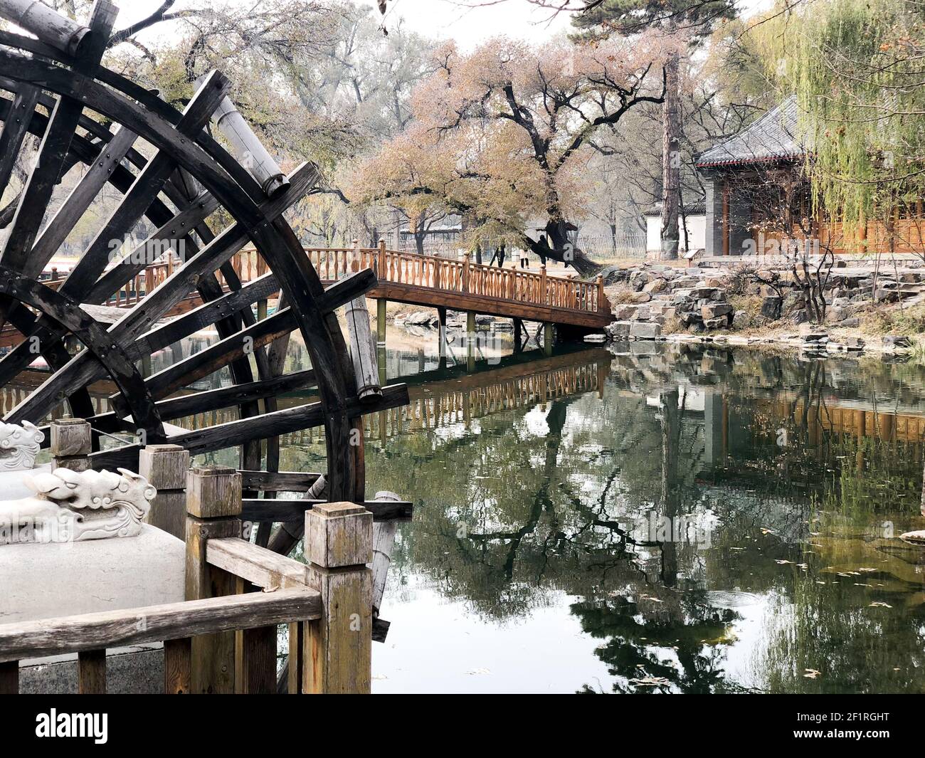 Wassermühle Rad in einem ruhigen kleinen Fluss und kleinen Pavillon auf dem Hintergrund. China Stockfoto