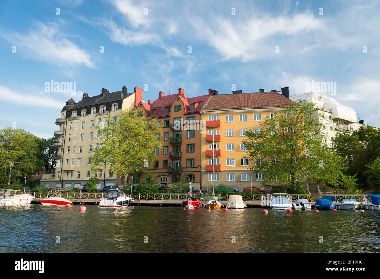 Boote und Gebäude entlang Gröndalshamnen, Stockholm, Schweden. Stockfoto