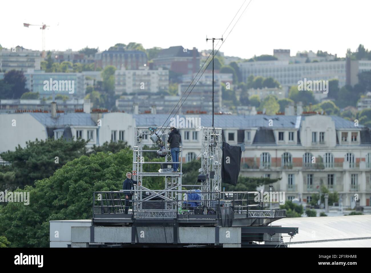 Techniker bei der Arbeit für eine Seilbahn von Suzanne Lenglen Court über Philippe Chatrier Court bis Court Nummer 1 während der Roland-Garros 2019, Grand Slam Tennis Tournament, Männer Auslosung am 6. Juni 2019 im Roland-Garros Stadion in Paris, Frankreich - Foto Stephane Allaman / DPPI Stockfoto