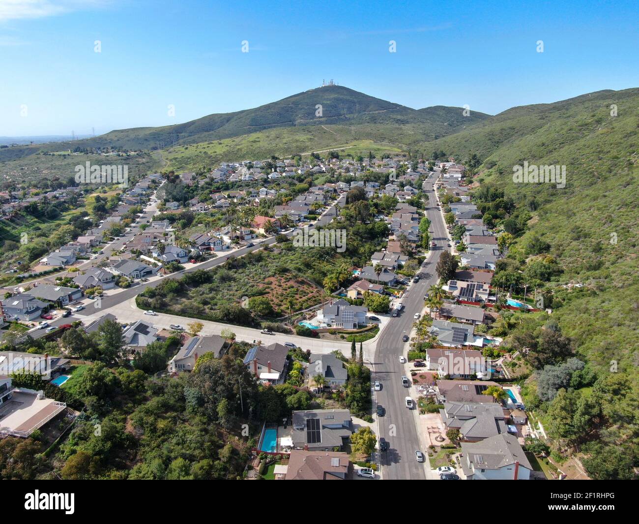 Luftaufnahme der oberen Mittelklasse-Nachbarschaft mit Wohnhaus Und Schwimmbad im Tal Stockfoto