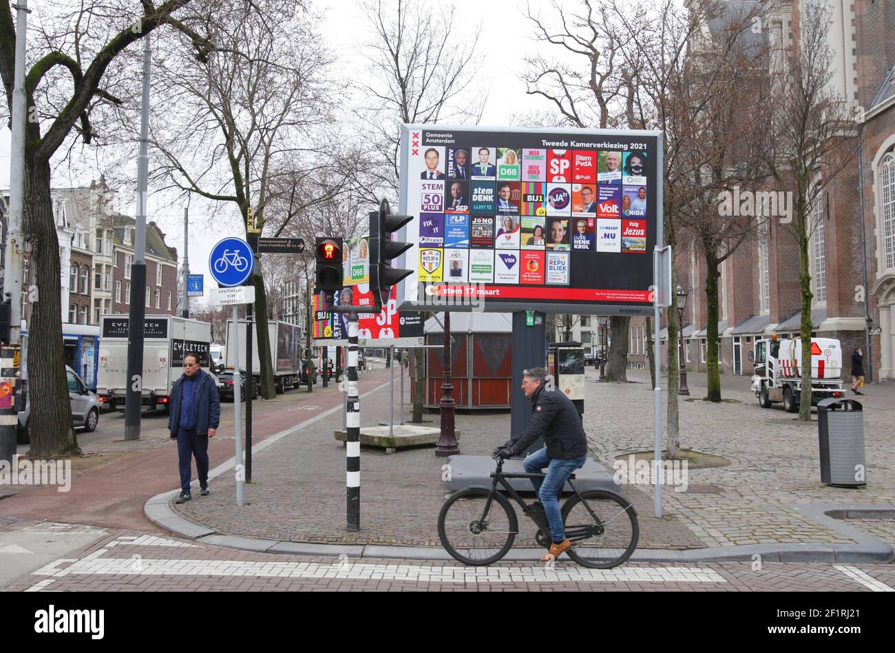 Amsterdam, Niederlande. März 2021, 09th. Mitglieder der öffentlichen Vergangenheit durch ein Plakat für Wahlkampf mit niederländischen politischen Parteien inmitten der Coronavirus-Pandemie am 9. März 2021 in Amsterdam, Niederlande. Die Niederlande gehen an die Wahlen, um eine neue Regierung am 17. März zu wählen. (Foto von Paulo Amorim/Sipa USA) Quelle: SIPA USA/Alamy Live News Stockfoto