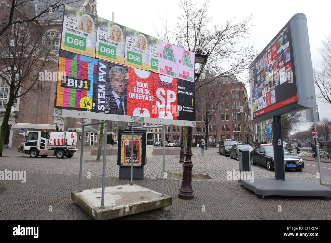 Plakat für Wahlkampf mit niederländischen politischen Parteien fast menschenleere Straße inmitten der Coronavirus-Pandemie am 9. März 2021 in Amsterdam, Niederlande. Die Niederlande gehen an die Wahlen, um eine neue Regierung am 17. März zu wählen. (Foto von Paulo Amorim/Sipa USA) Stockfoto