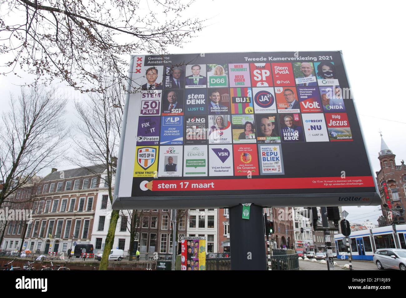 Plakat mit Wahlkampfplakaten mit niederländischen politischen Parteien sind am 9. März 2021 in Amsterdam, Niederlande, zu sehen. Die Niederlande gehen an die Wahlen, um eine neue Regierung am 17. März zu wählen. (Foto von Paulo Amorim/Sipa USA) Stockfoto