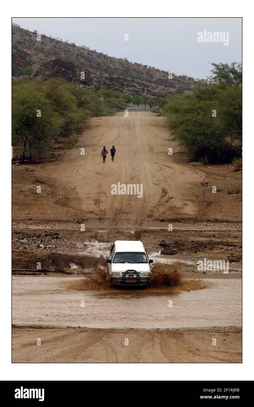 Unabhängiger Weihnachtsappellan...... Integrierte ländliche Entwicklung und Naturschutz (IRDNC) in Namibia.Provinz Kunene...Flussüberquerung erstellt durch die ersten Regenfälle der Saison Foto von David Sandison November 2004 Stockfoto