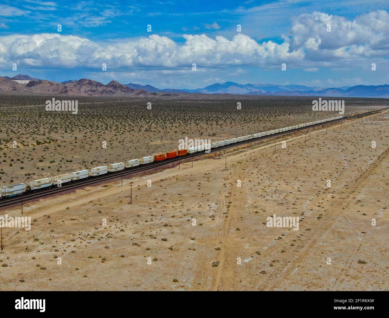 Cargo Lokomotive Eisenbahn-Motor durchqueren Arizona Wüste Wildnis. USA Stockfoto