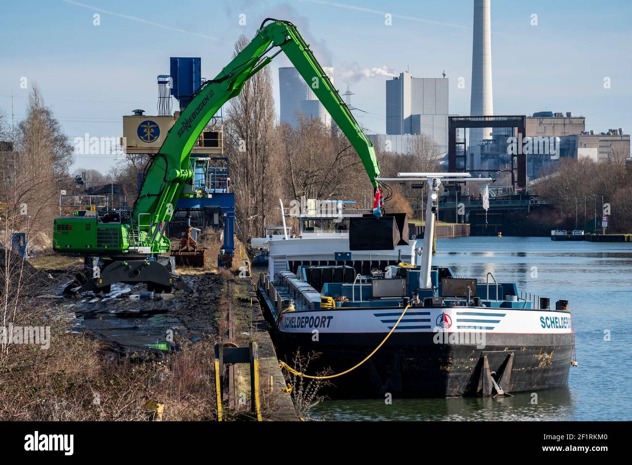WHE Westhafen Wanne, Kohle für Kraftwerke wird von einem belgischen Frachtschiff aus Antwerpen auf Güterwagen auf die Rhein-Herne übertragen Stockfoto
