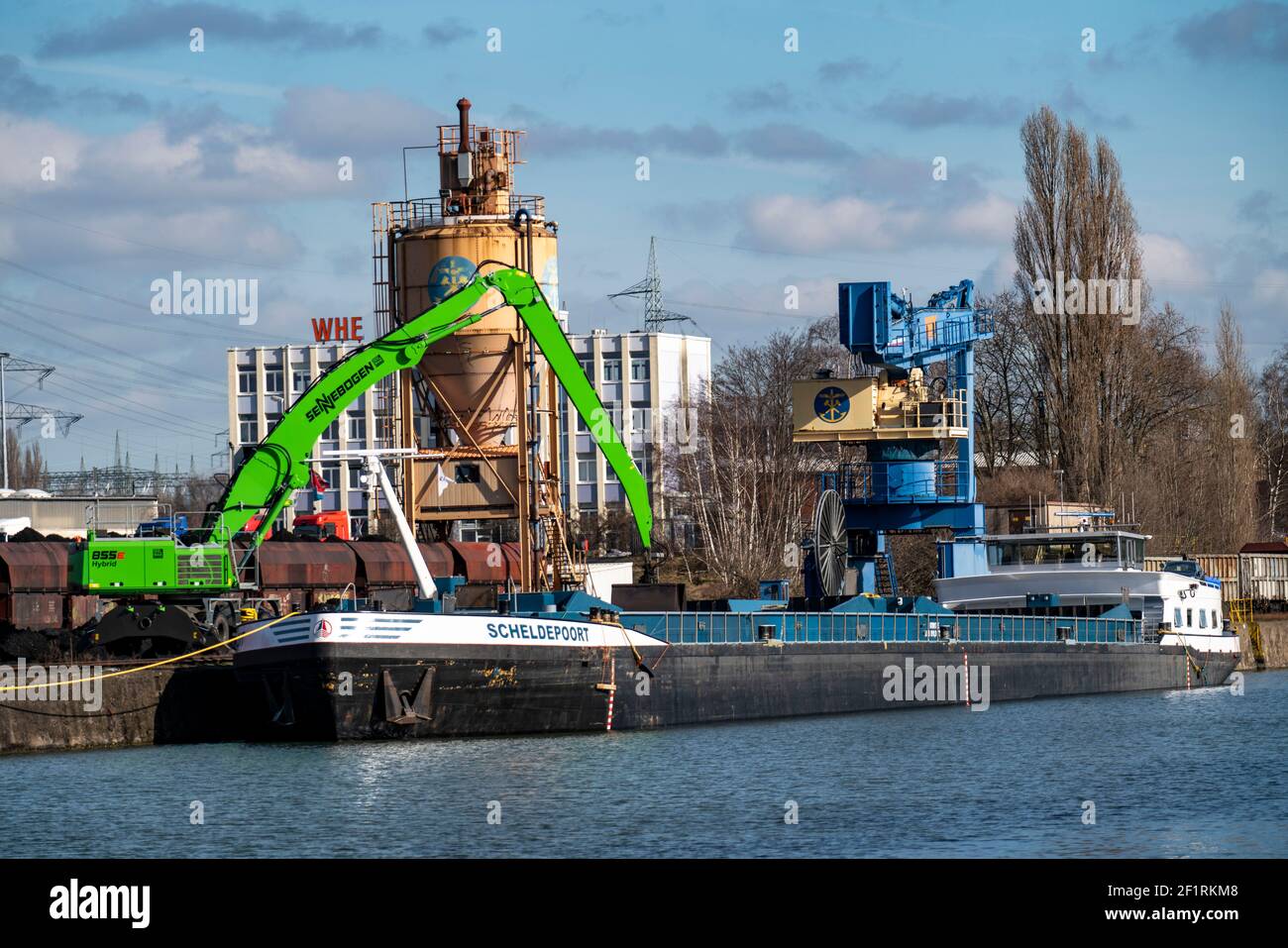 WHE Westhafen Wanne, Kohle für Kraftwerke wird von einem belgischen Frachtschiff aus Antwerpen auf Güterwagen auf die Rhein-Herne übertragen Stockfoto