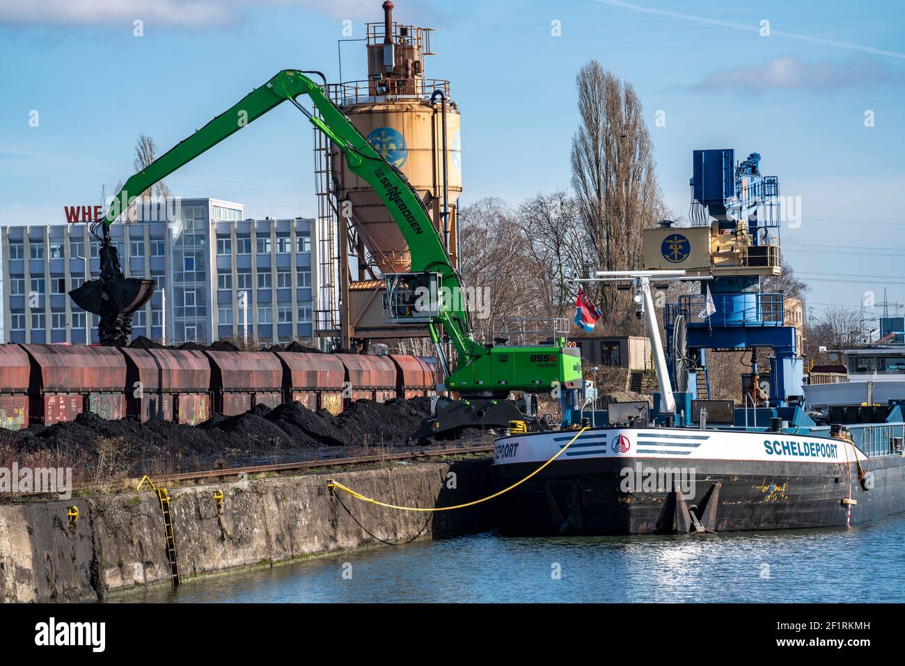 WHE Westhafen Wanne, Kohle für Kraftwerke wird von einem belgischen Frachtschiff aus Antwerpen auf Güterwagen auf die Rhein-Herne übertragen Stockfoto