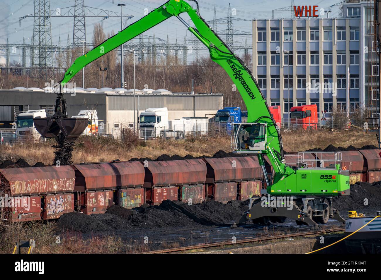 WHE Westhafen Wanne, Kohle für Kraftwerke wird von einem belgischen Frachtschiff aus Antwerpen auf Güterwagen auf die Rhein-Herne übertragen Stockfoto