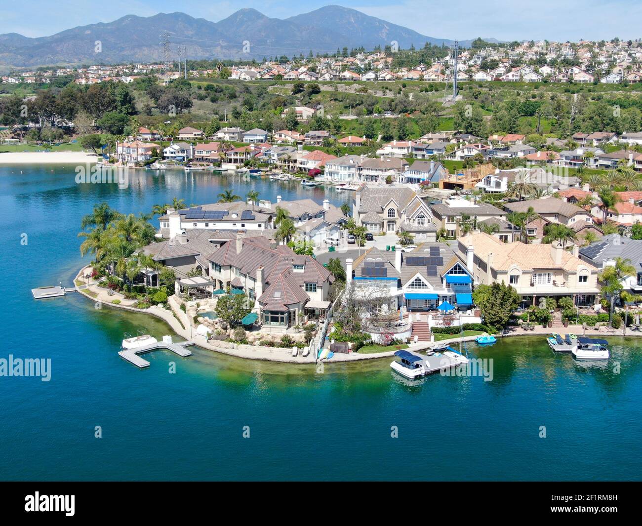 Luftaufnahme des Lake Mission Viejo mit privaten Wohnanlagen und Wohnanlagen. Kalifornien Stockfoto