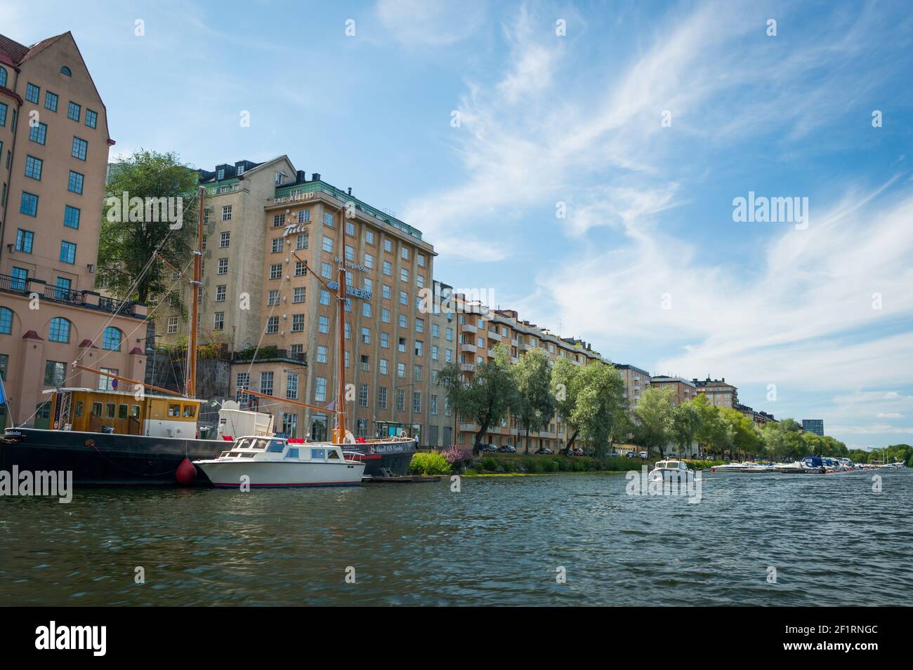 Gebäude und Boote entlang Kungshoms Strand, Kungsholmen, neben Barnhusviken, Stockholm, Schweden. Stockfoto