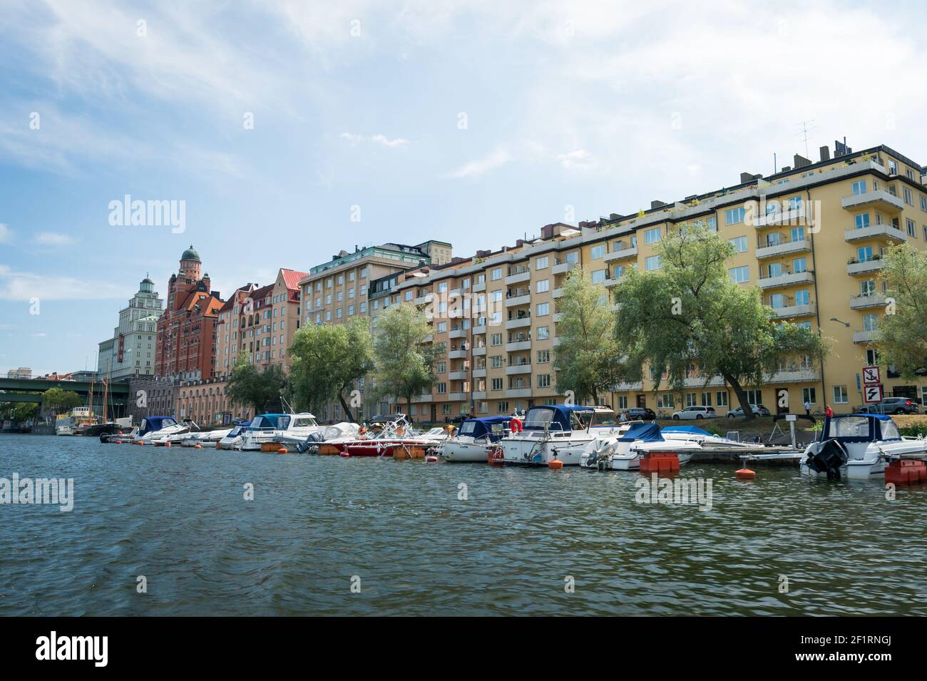 Gebäude und Boote entlang Kungshoms Strand, Kungsholmen, neben Barnhusviken, Stockholm, Schweden. Stockfoto