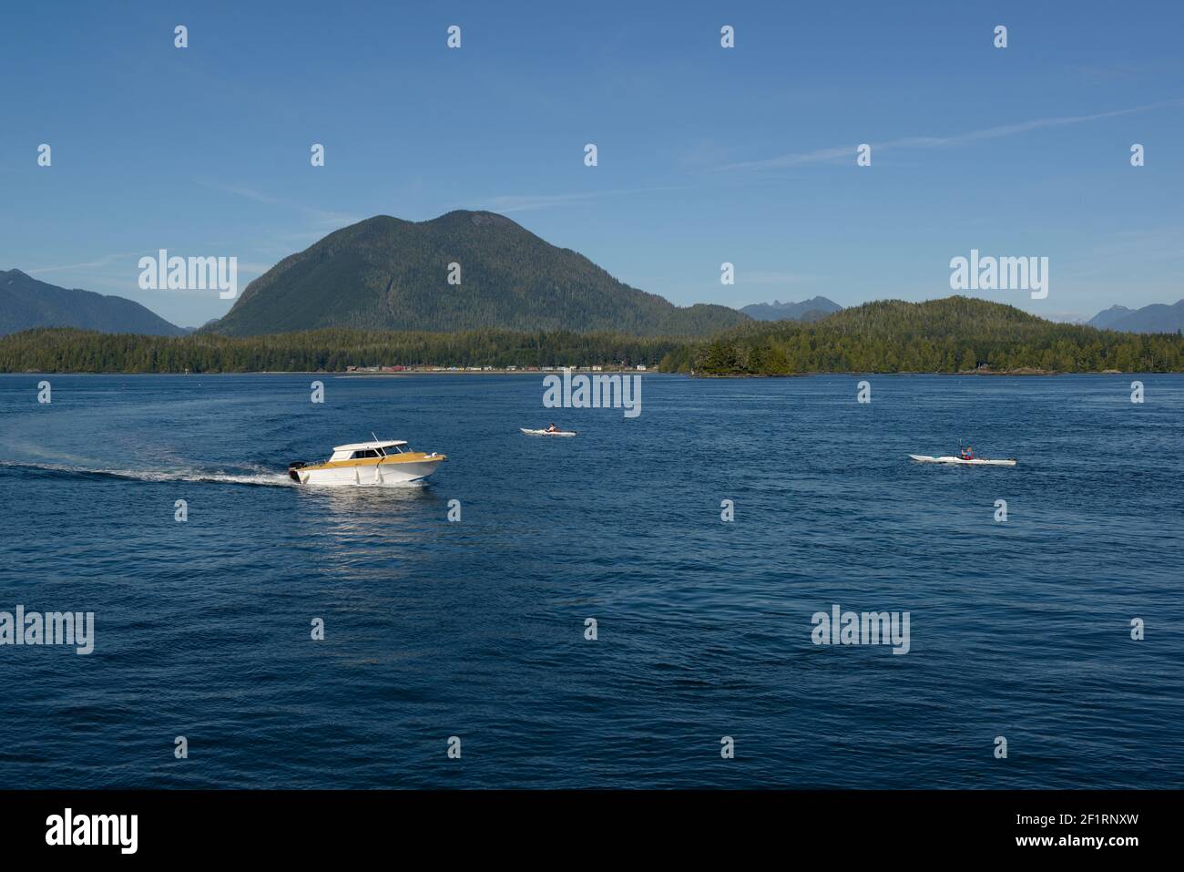 Kleines Fischerboot nähert sich Tofino Hafen Stockfoto