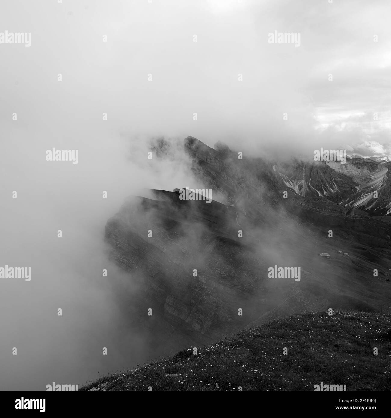 Seceda Berge in den dolomiten bedeckt von Wolken Stockfoto