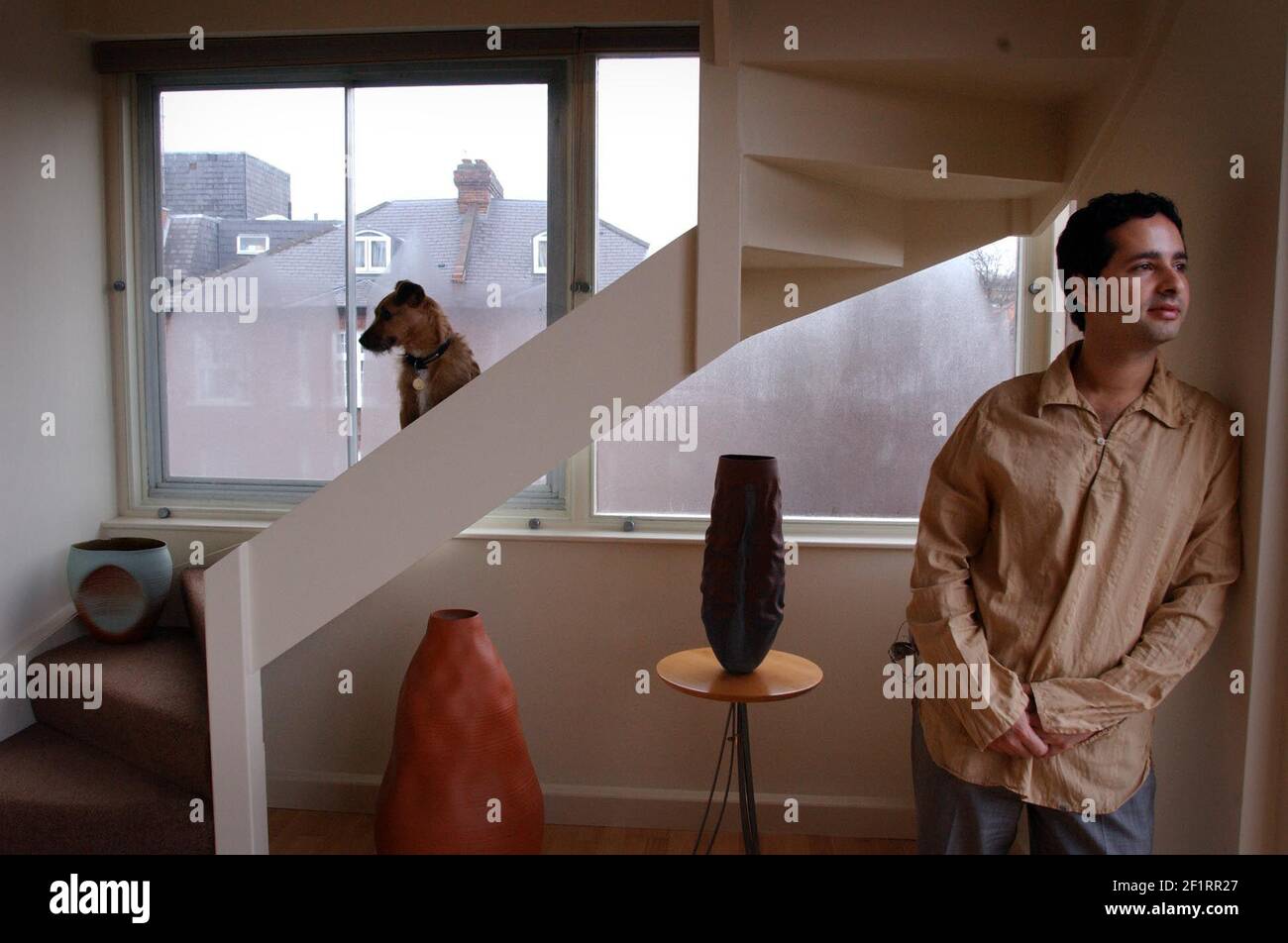 NICHOLAS ARROYAVE PORTELA IN SEINEM HAUS IN DER SCHWEIZ COTTAGE,14/1/04 Stockfoto