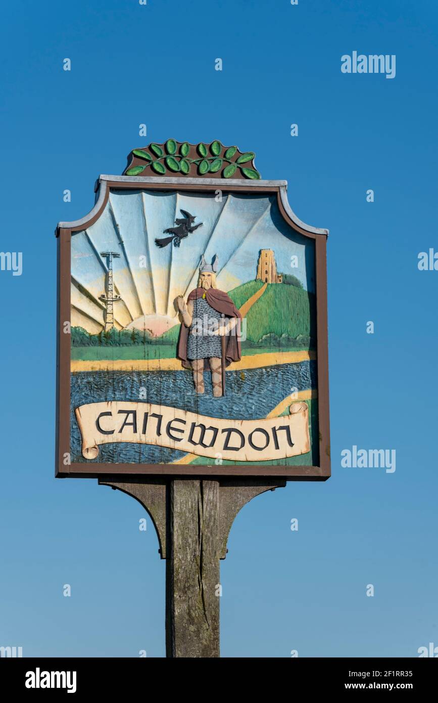 Canewdon Dorfschild, mit Reliefbildern der lokalen Geschichte. Eine Wikingerfigur aus der nahe gelegenen Schlacht von Aschingdon. Hexe, Chain Home Radar und Kirche Stockfoto