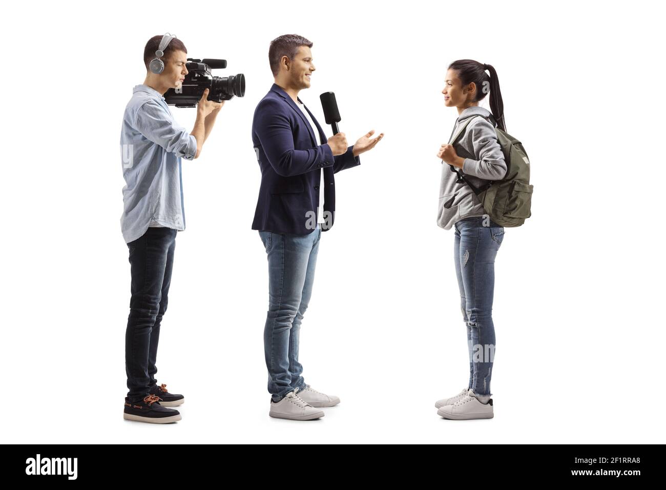 In voller Länge Profilaufnahme eines Reporters mit einem Mikrofon Und ein Kameramann interviewte eine Studentin isoliert auf weiß Hintergrund Stockfoto
