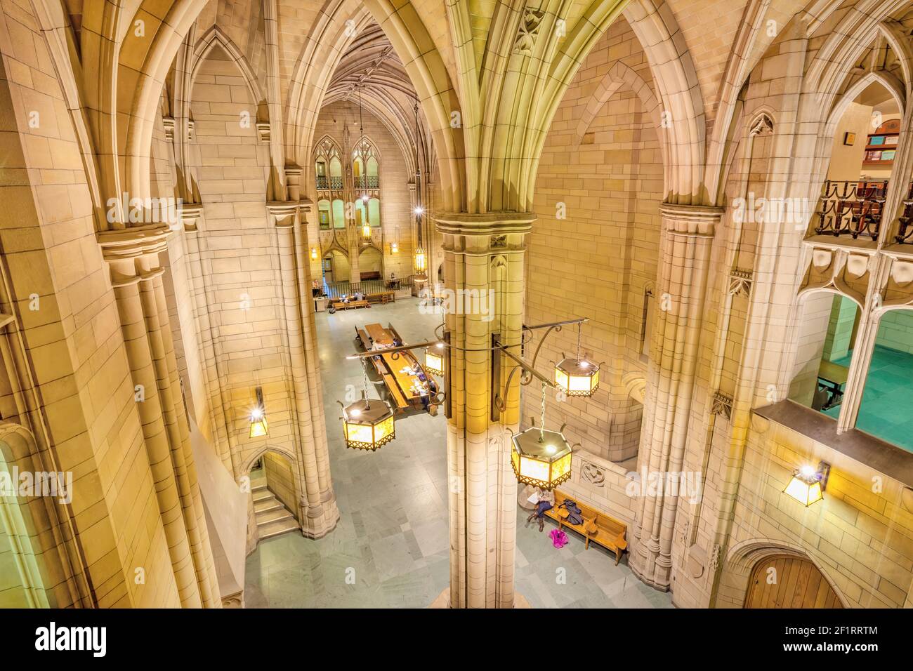 Gotische Halle, genannt Commons Room, in der Kathedrale des Lernens, Universität von Pittsburgh, USA Stockfoto
