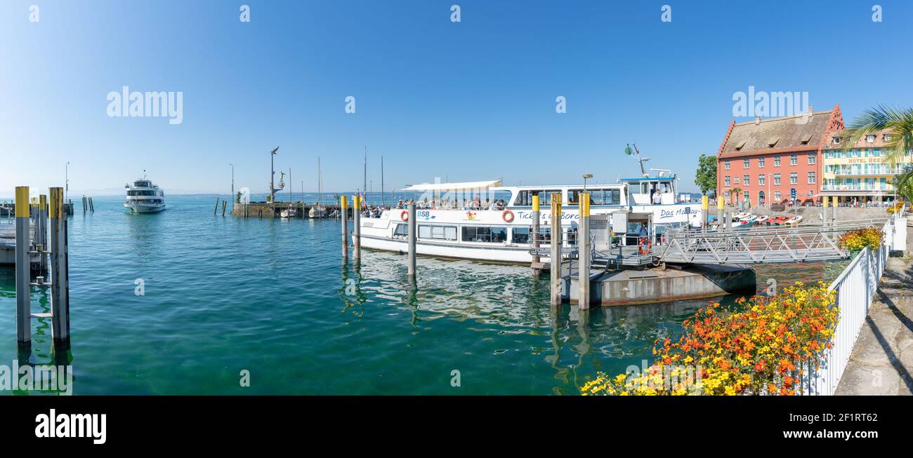 Blick auf den Hafen in Meersburg in Süddeutschland mit Passagier Boote ankommen und verlassen Stockfoto