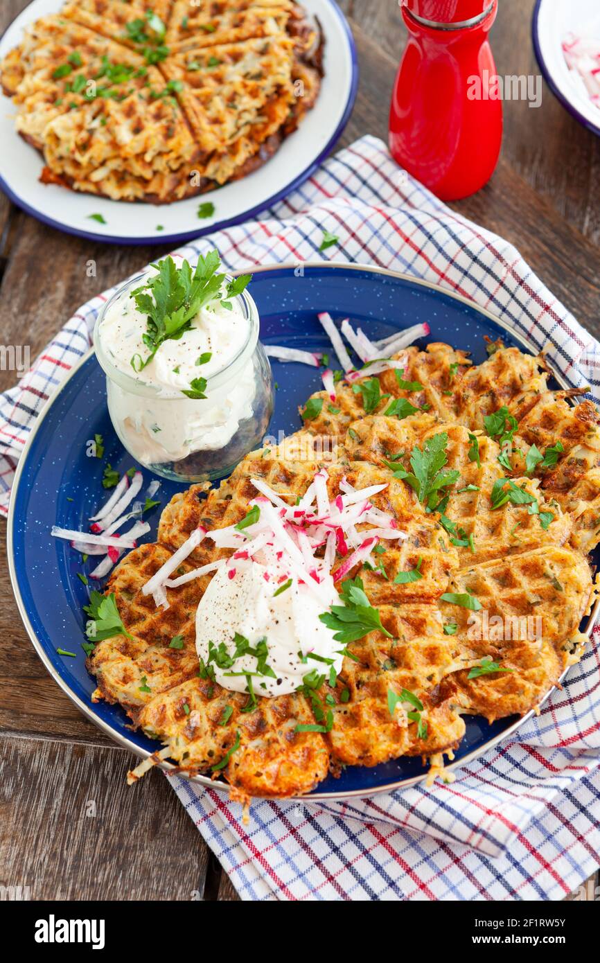 Rustikale Kartoffelpfannkuchen aus dem Waffeleisen Stockfoto