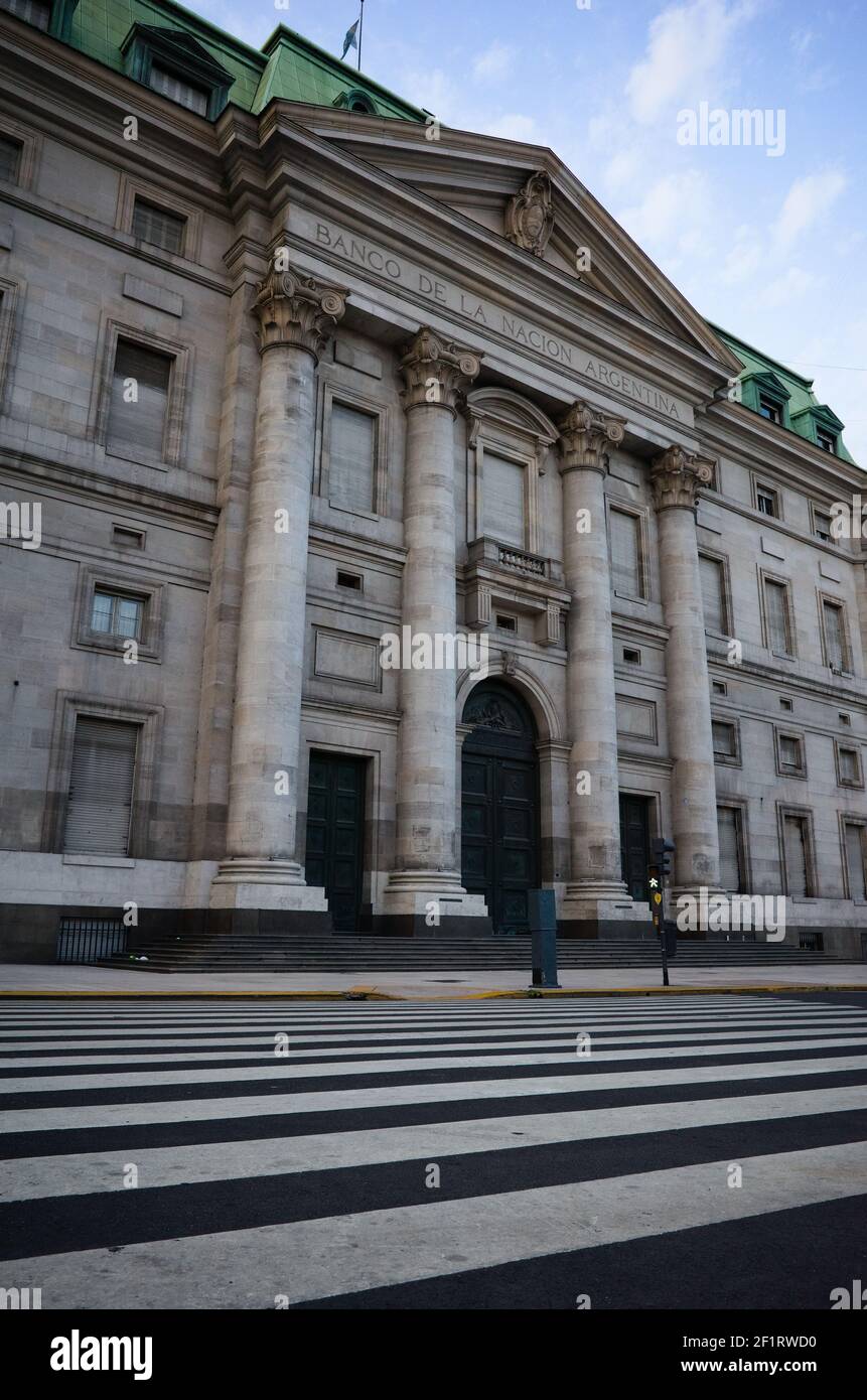 Leerer Fußgängerübergang in der Nähe des Hauptquartiers der Bank der Argentinischen Nation oder Casa Central del Banco de la Nacion Argentina. Gebäudefassade Stockfoto