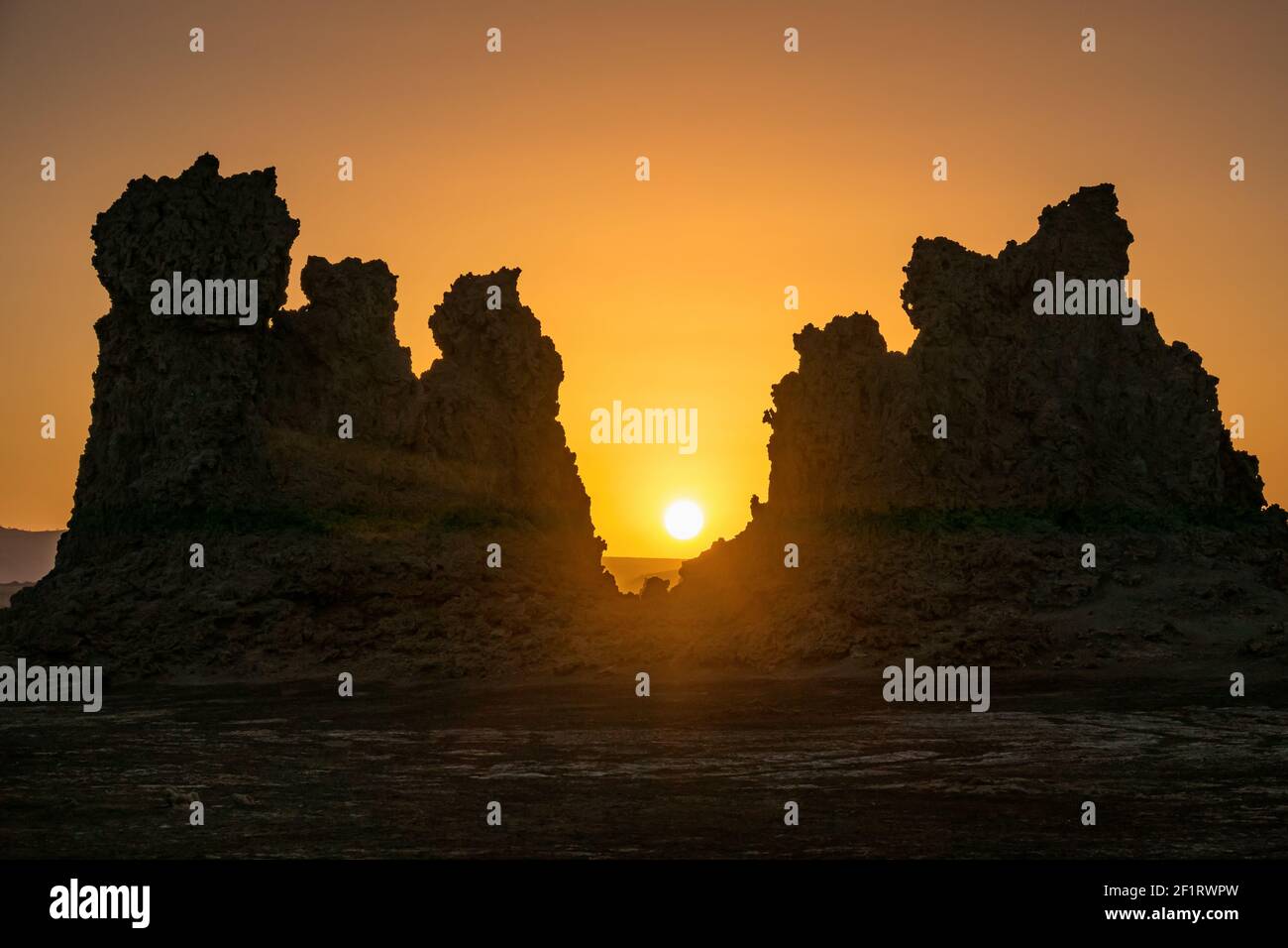 Kalksteinkamine am Abbe-See, Dschibuti bei Sonnenuntergang. Stockfoto
