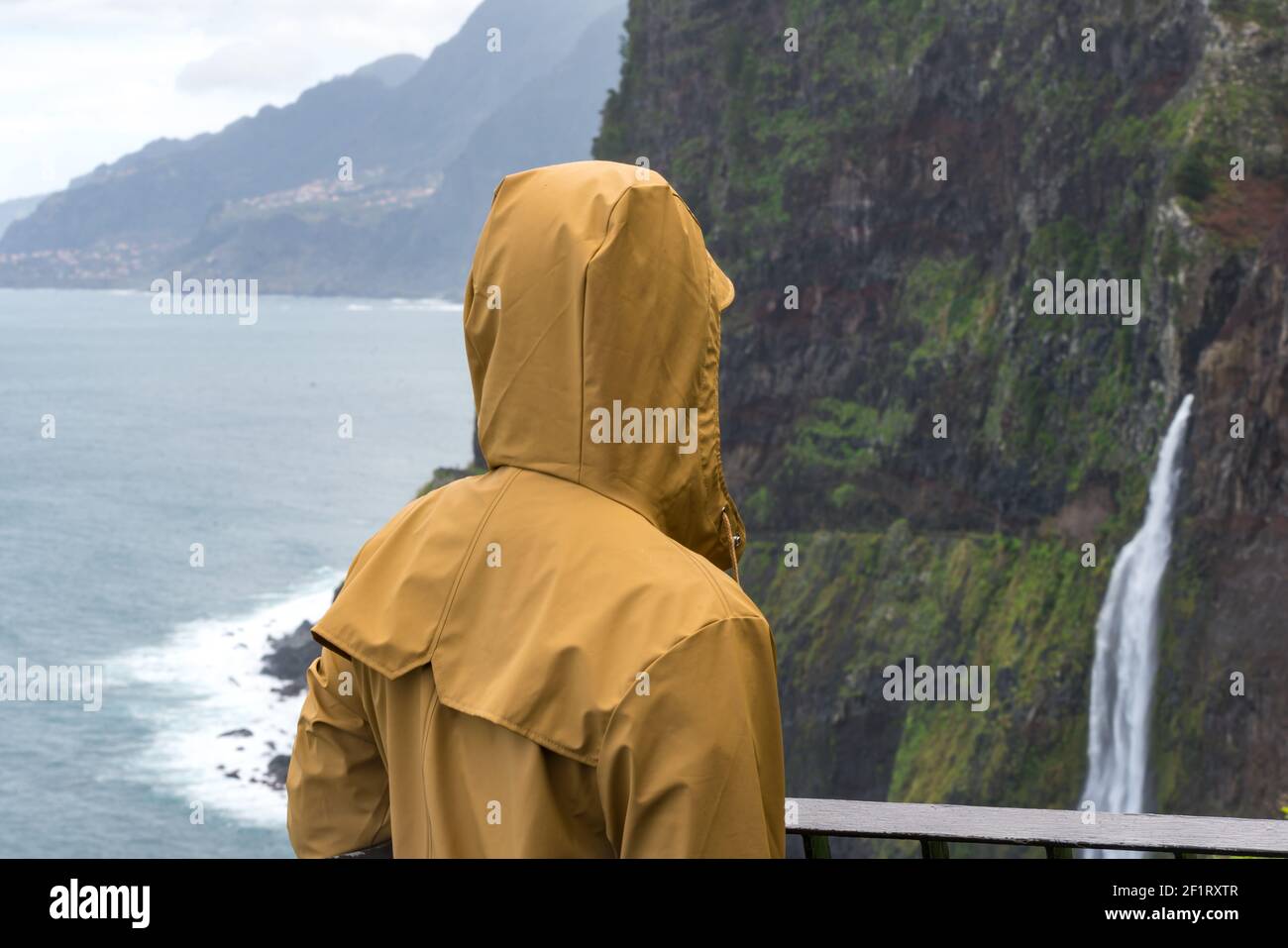 Frau, die auf Madeira, Portugal, die Bridal veil Falls veu da noiva betrachtet Stockfoto