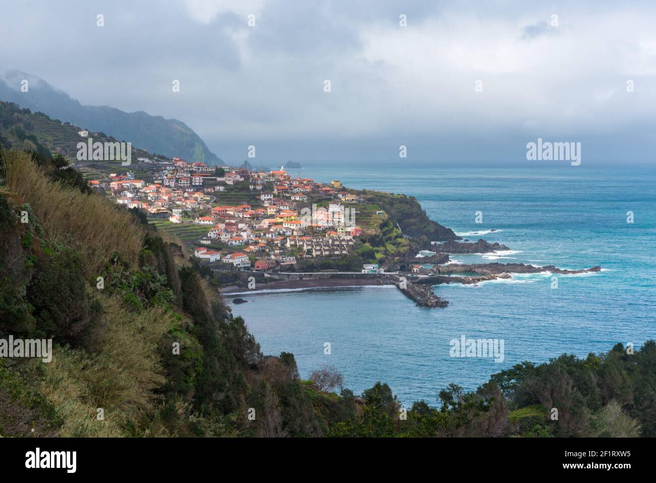 Blick auf Seixal vom Bridal Veil Falls VÃ©U da noiva miradouro Aussichtspunkt in Madeira, Portugal Stockfoto