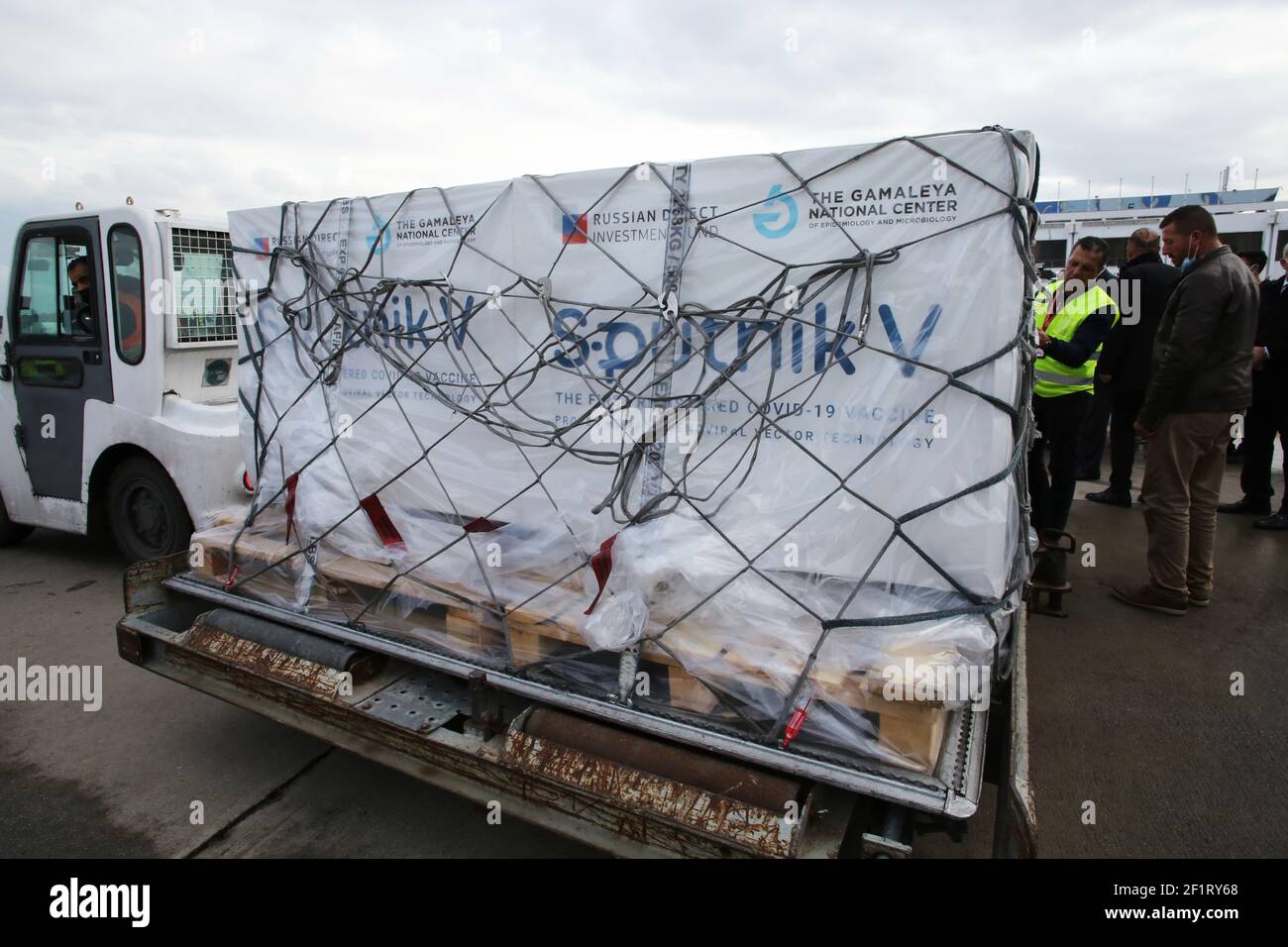 Tunis, Tunesien. Januar 2000, 1st. Behälter mit den Impfstoffen, die während einer Zeremonie anlässlich der Ankunft von 30.000 Dosen der Sputnik V-Impfstofflieferung am internationalen Flughafen Tunis-Carthage gesehen wurden. Quelle: Jdidi Wassim/SOPA Images/ZUMA Wire/Alamy Live News Stockfoto