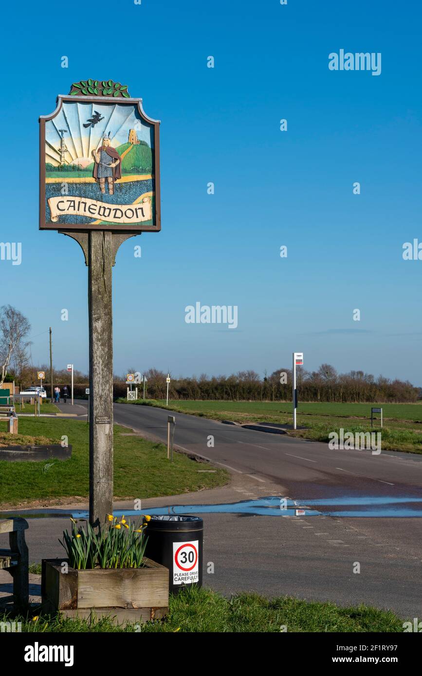 Canewdon Dorfschild, mit Reliefbildern der lokalen Geschichte. Eine Wikingerfigur aus der nahe gelegenen Schlacht von Aschingdon. Land, Ackerland, Felder Stockfoto